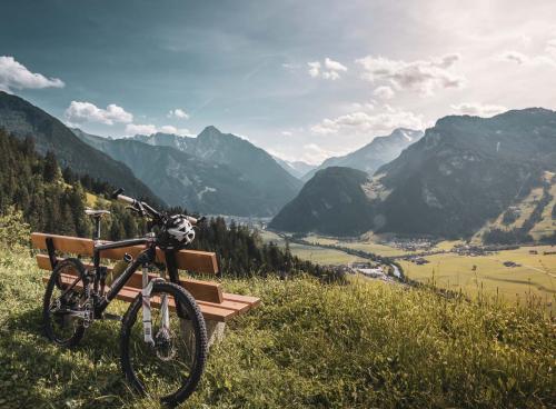 Fahrad mit Aussicht über Mayrhofen im Zillertal